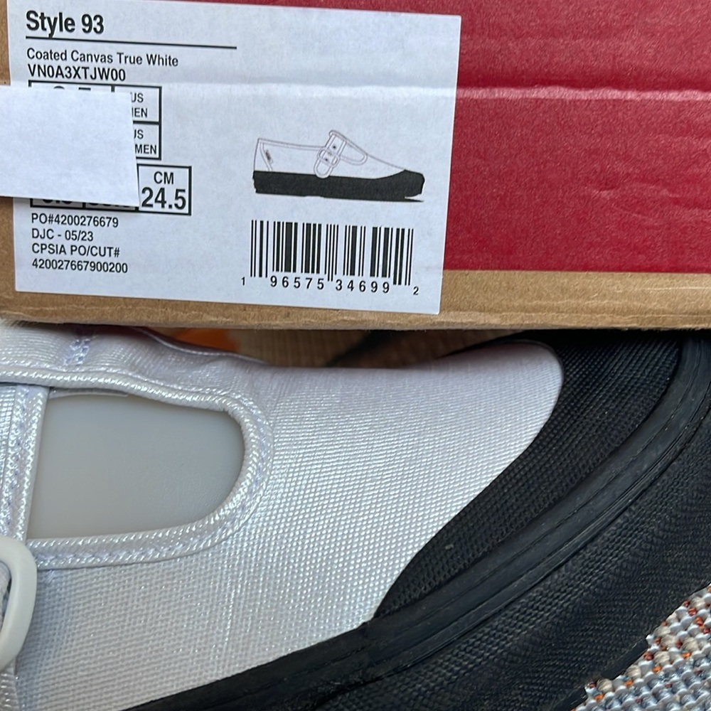 Vans WMNS Style 93
Coated Canvas True White
VN0A3XTJW00
Sneakers - Picture 16 of 16